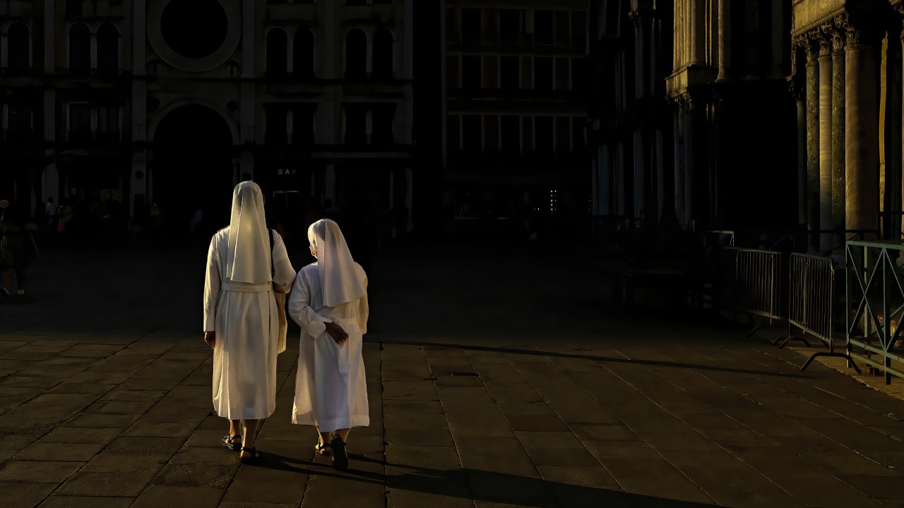 Monjas caminando hacia la iglesia