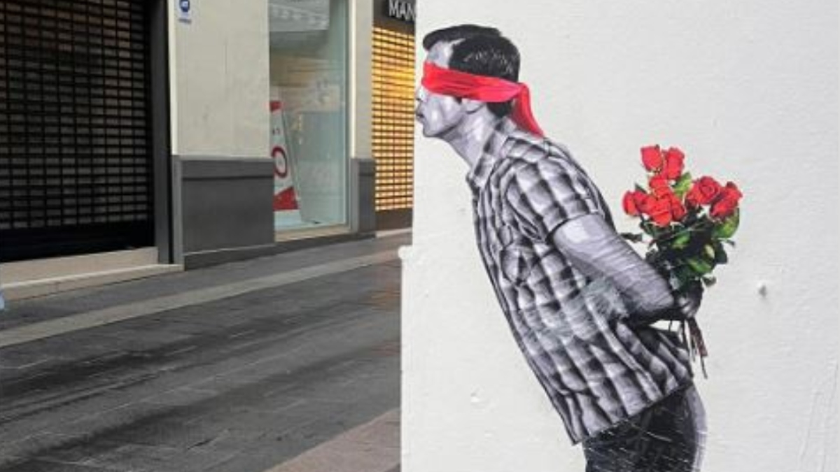 Obra de 'El beso' de Alberto León en Santa Cruz de Tenerife