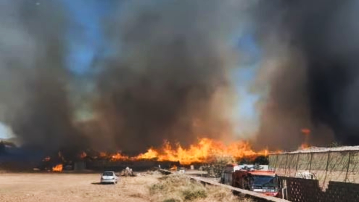 Imagen del incendio en la planta de compostaje del Parque de la Reina (Tenerife) - Imagen:Bomberos Tenerife