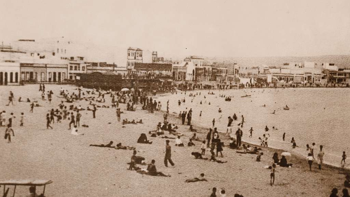 Imagen de la playa de las Canteras de Las Palmas de Gran Canaria en el año 1925 (Foto: picryl)