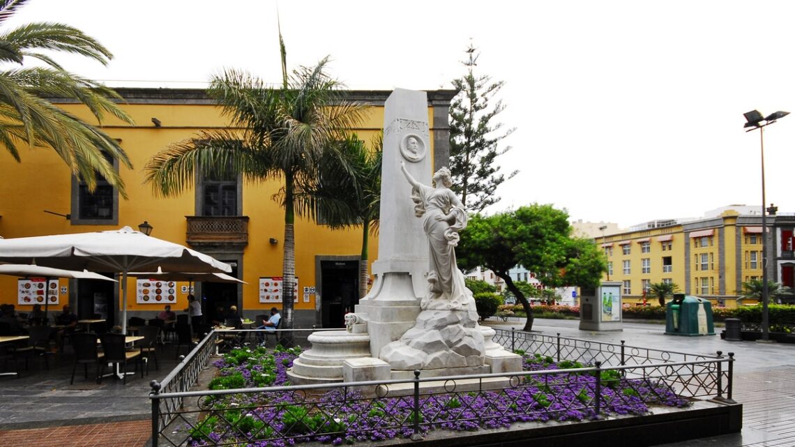 Escultura a Ambrosio Hurtado de Mendoza